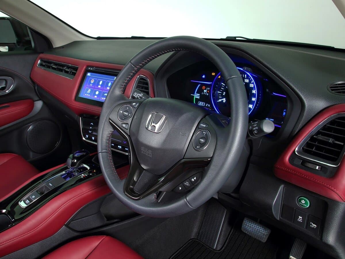 Honda Vezel I — Sükan