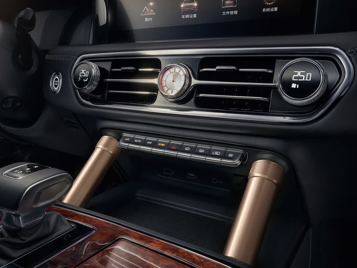 Hongqi LS7 2022 – indiyədək — Salon, arxadan