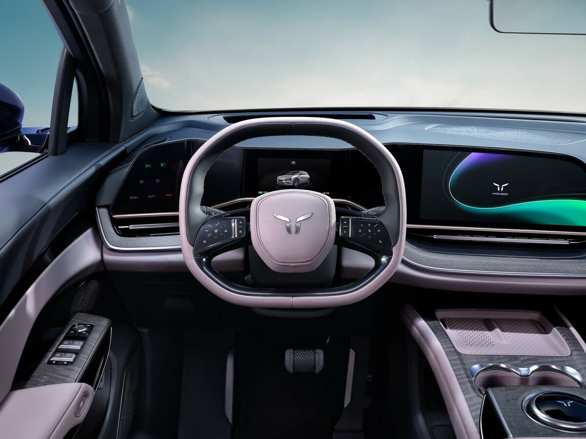 Hongqi Tiangong 08 2025 – indiyədək — Sükan