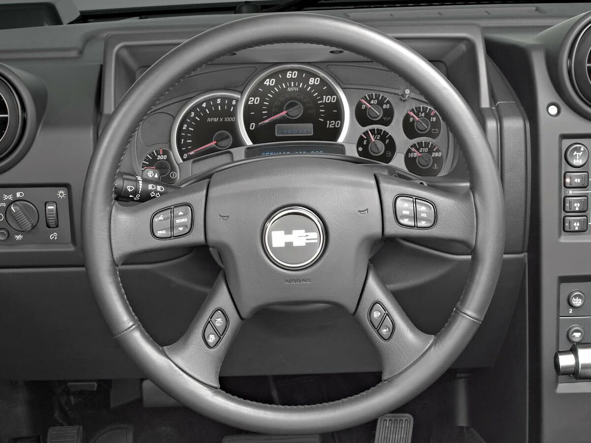 Hummer H2 I — Sükan