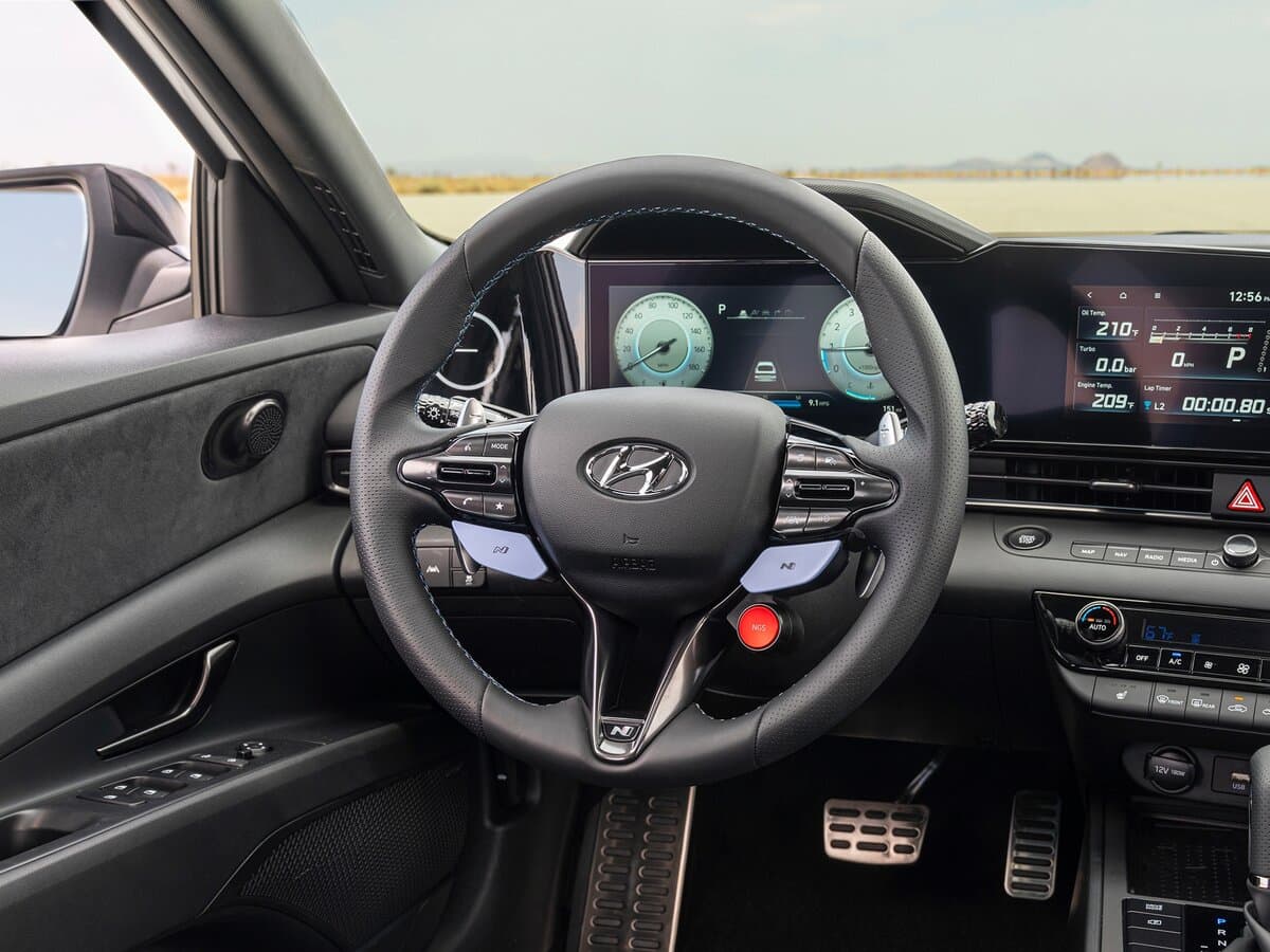 Hyundai Avante N VII — Sükan