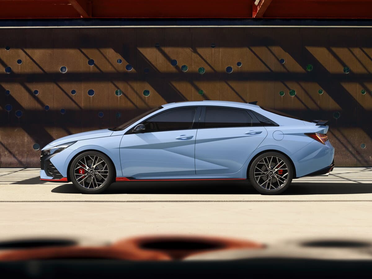 Hyundai Elantra N I — Yandan