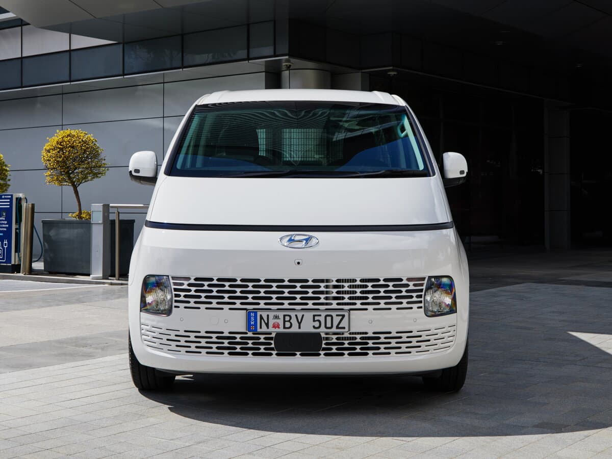 Hyundai Staria I — Öndən