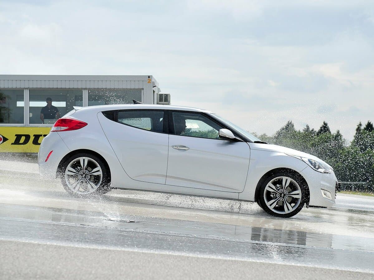 Hyundai Veloster I — Yandan