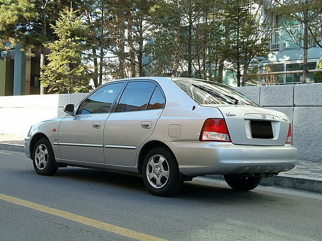 Hyundai Verna I — 3/4 arxadan