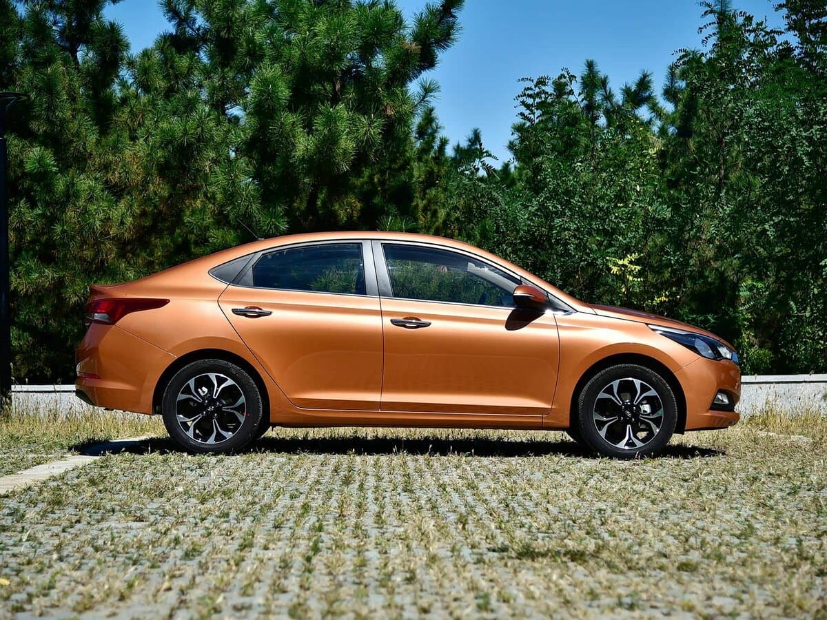 Hyundai Verna IV — Yandan