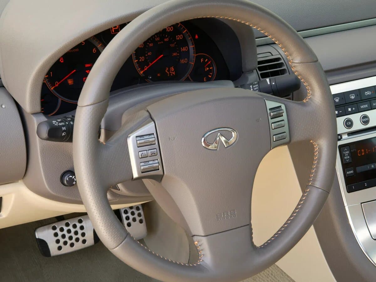 Infiniti G III — Sükan