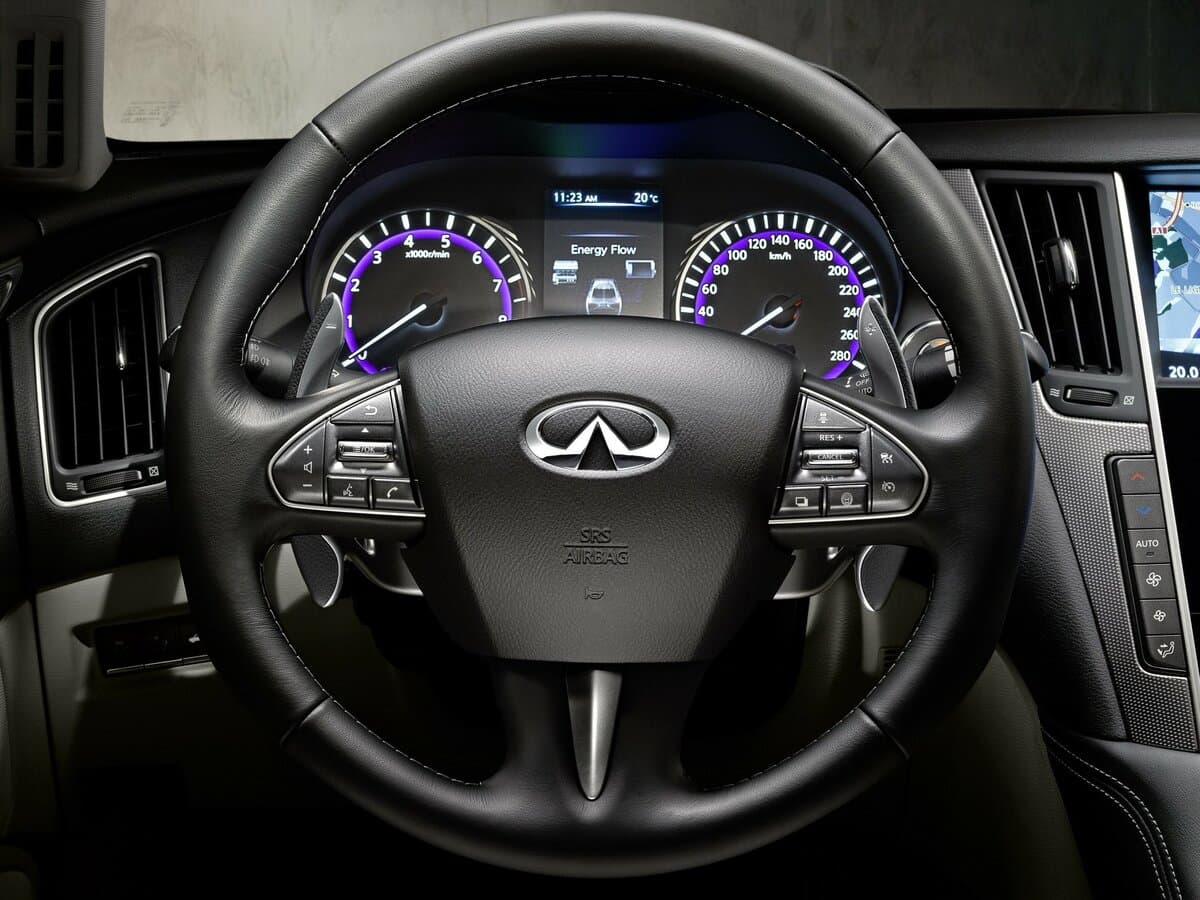 Infiniti Q50 I — Sükan