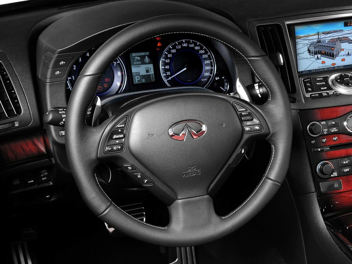 Infiniti Q60 I — Sükan
