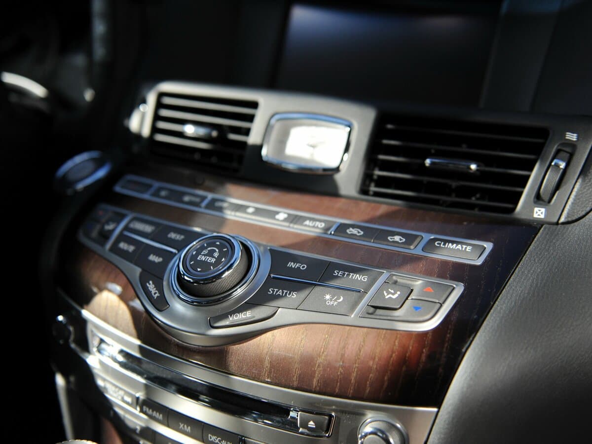 Infiniti Q70 I Restayling — Salon, öndən