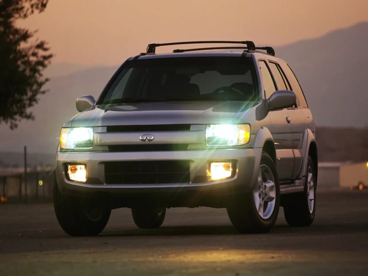 Infiniti QX4 I — Öndən