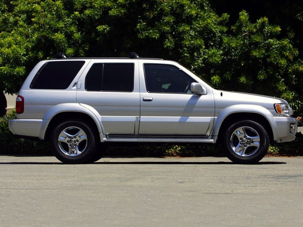 Infiniti QX4 I — Yandan