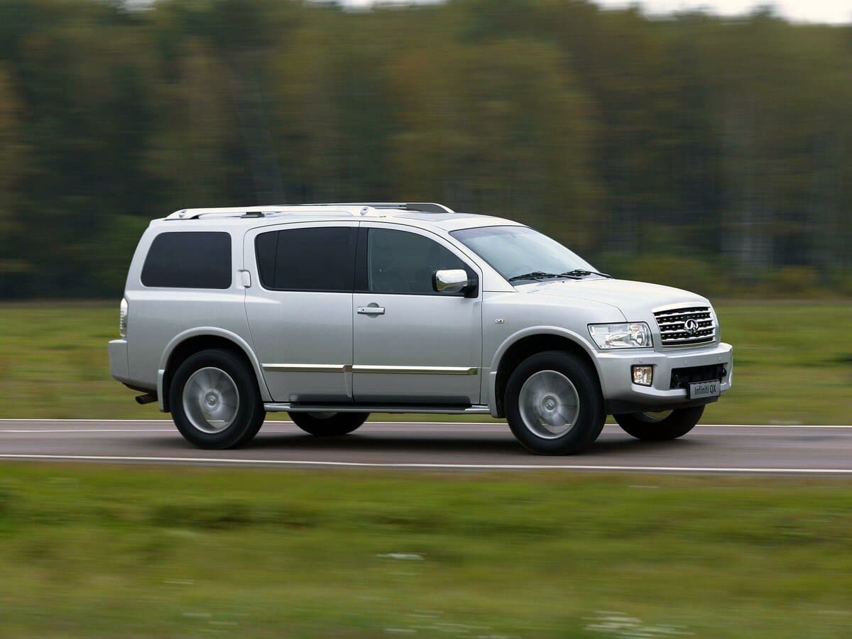Infiniti QX56 I Restayling — Yandan