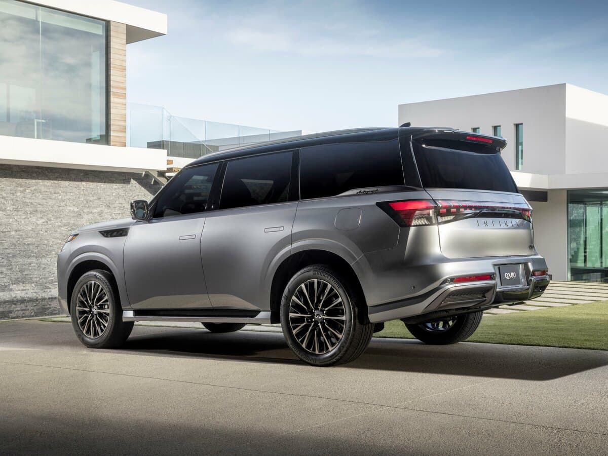 Infiniti QX80 II — 3/4 arxadan