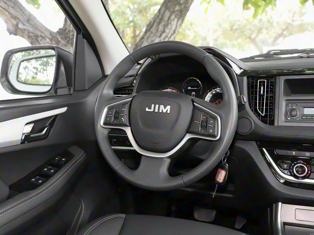 Isuzu Ruimai I Restayling 2 — Sükan