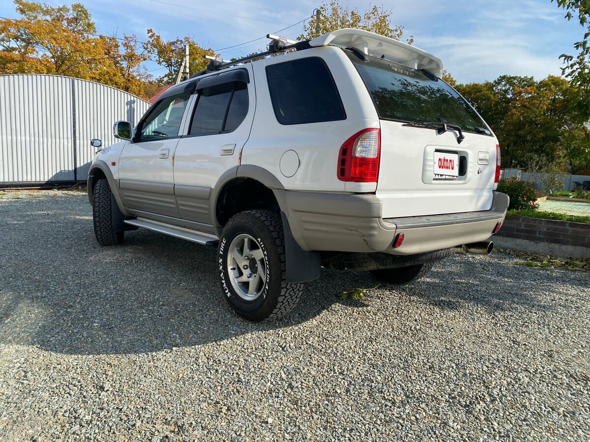 Isuzu Wizard II — 3/4 arxadan
