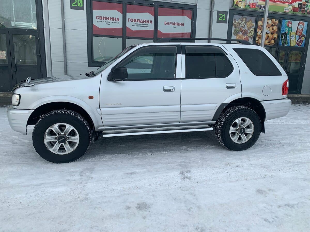 Isuzu Wizard II — Yandan