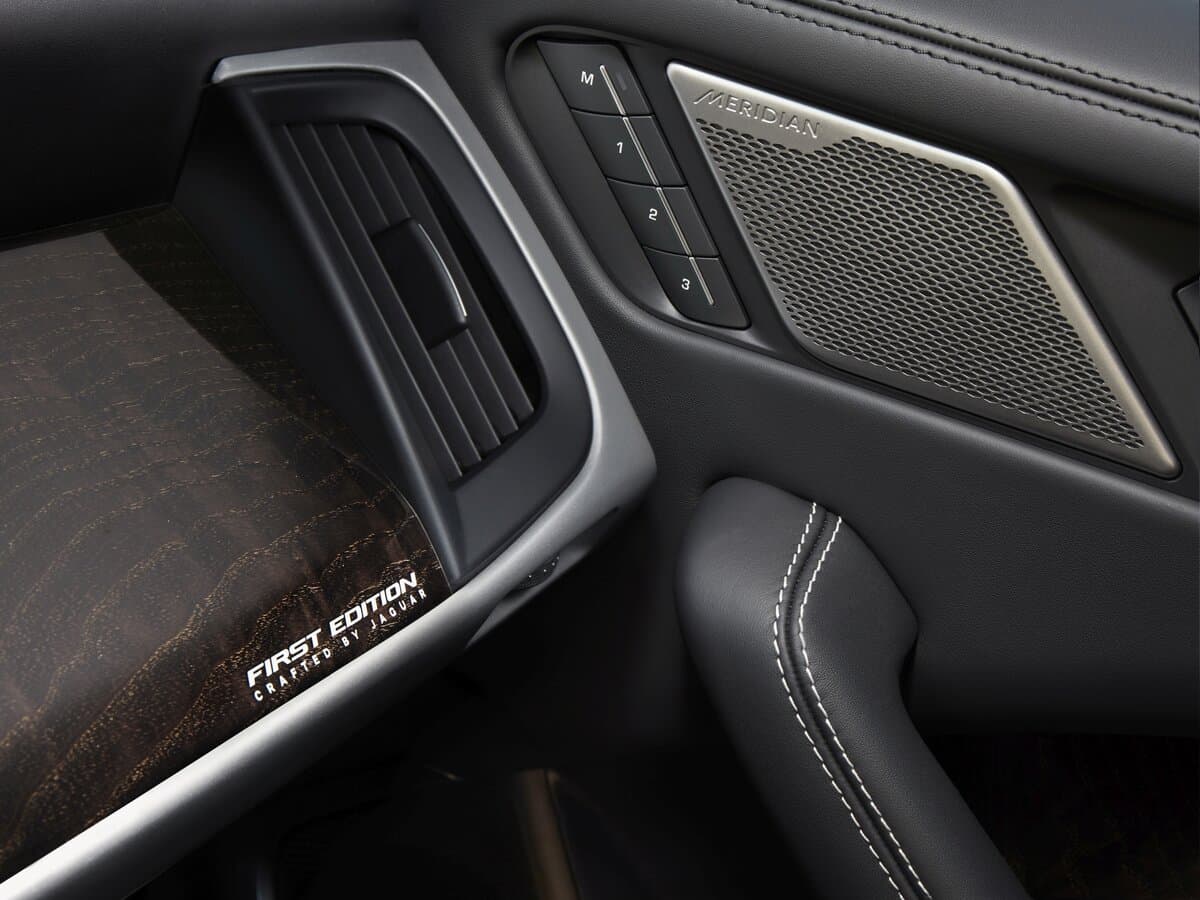 Jaguar I-Pace I — Salon, arxadan