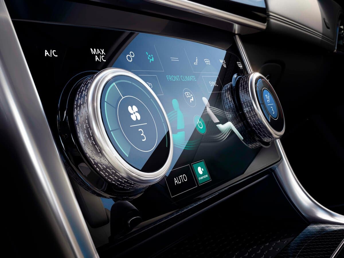 Jaguar XE I Restayling — Salon, arxadan