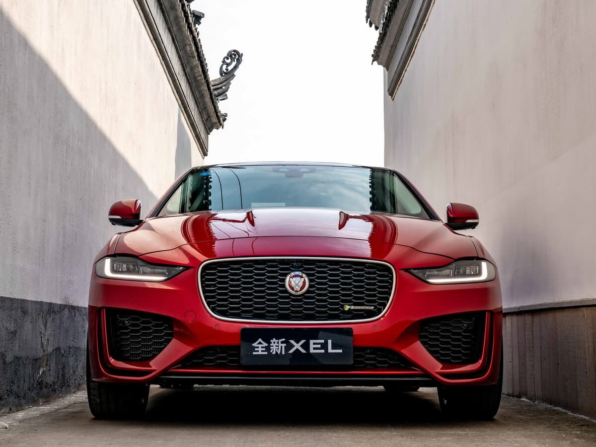 Jaguar XE I Restayling — Öndən