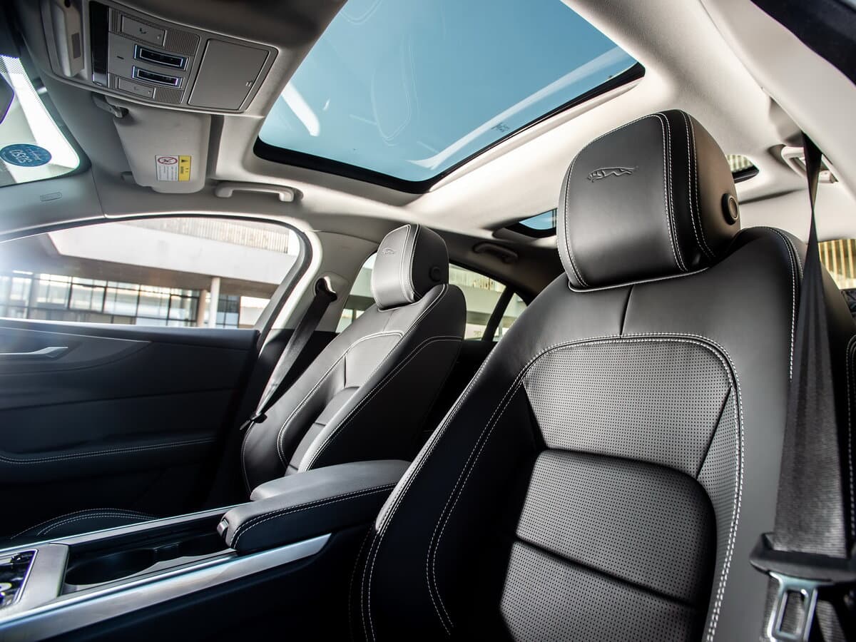 Jaguar XE I Restayling — Salon, öndən