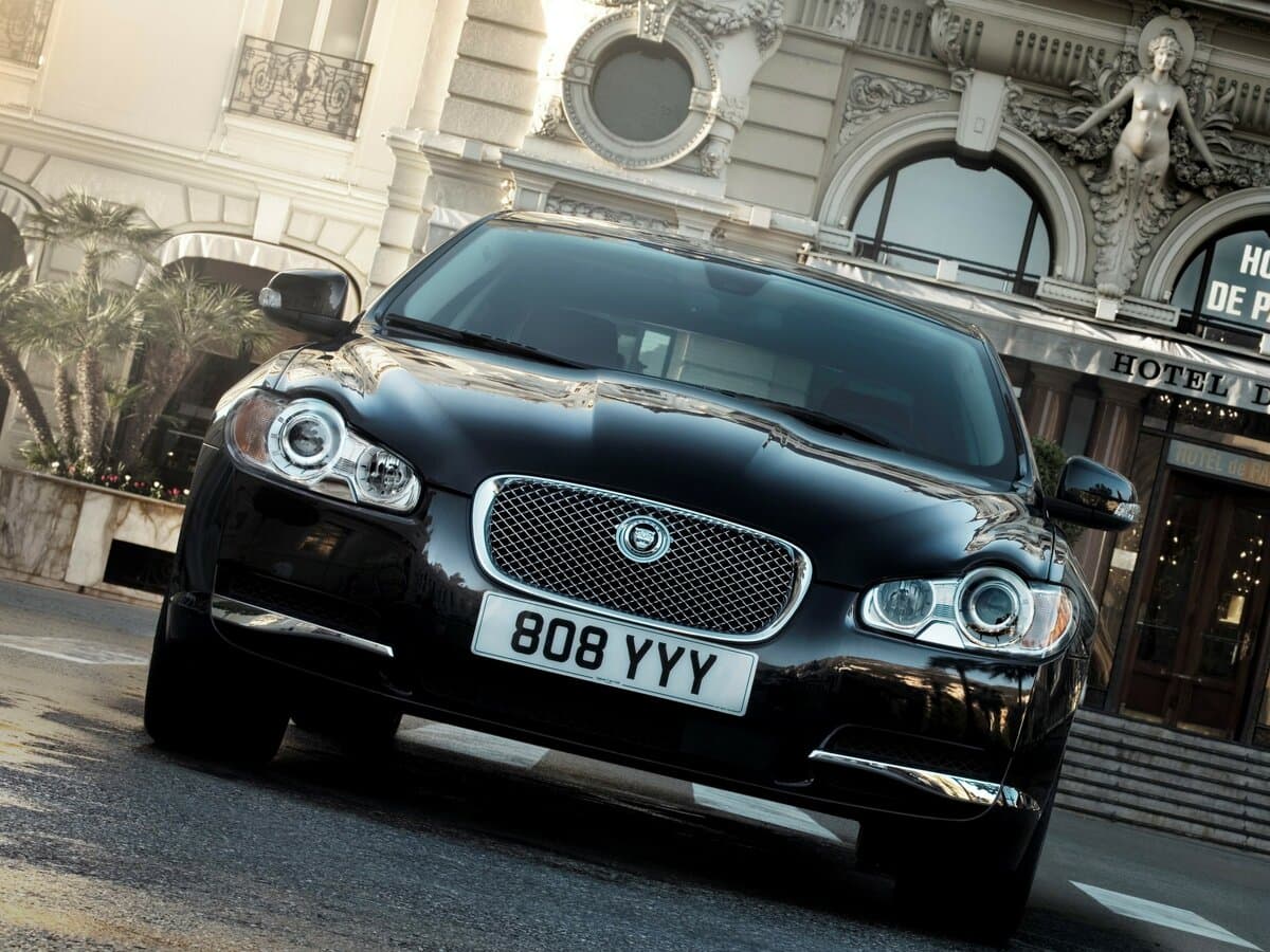 Jaguar XF I — Öndən