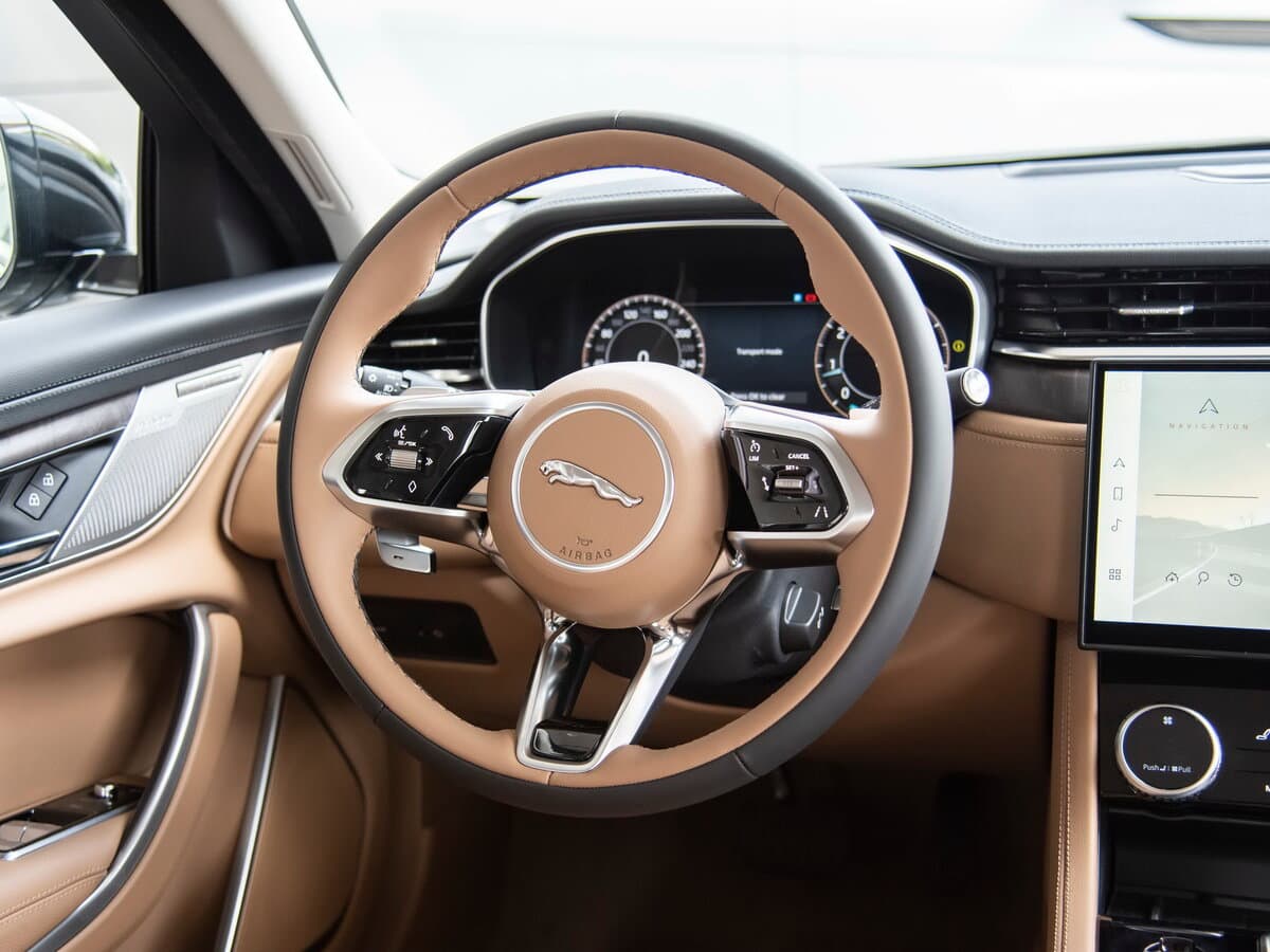 Jaguar XF II Restayling — Sükan