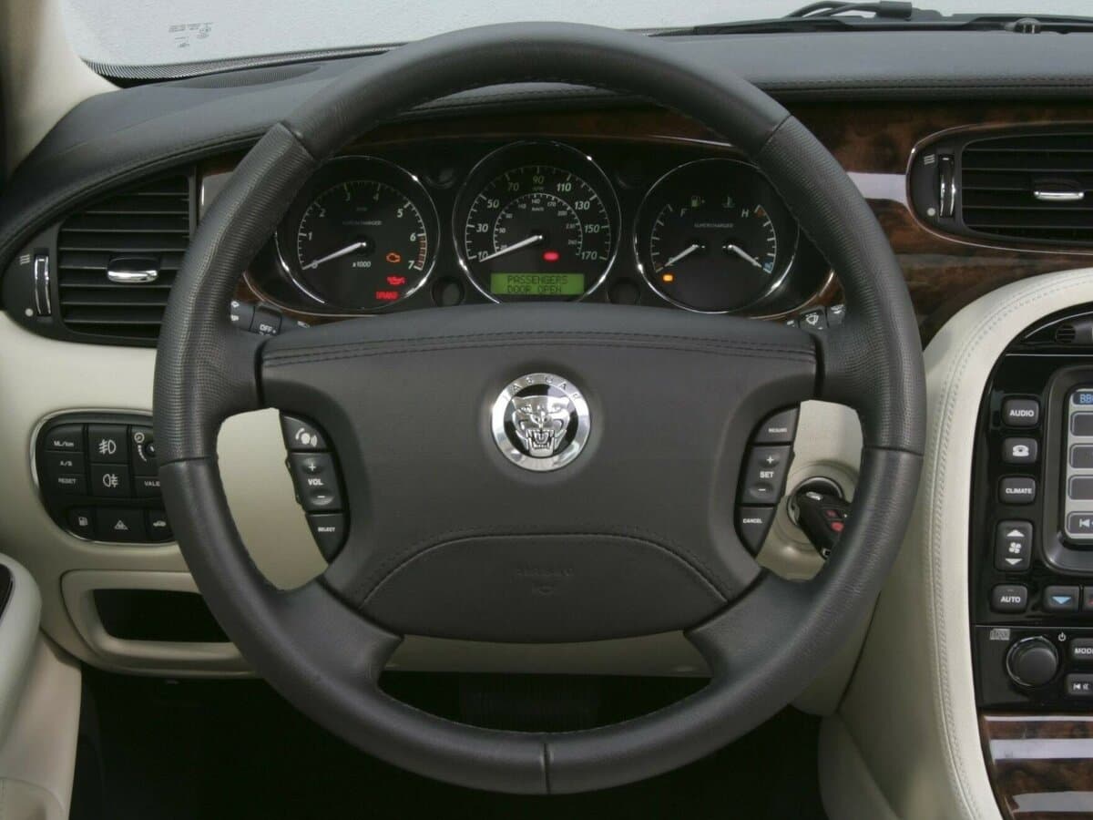 Jaguar XJ III (X350/X358) — Sükan