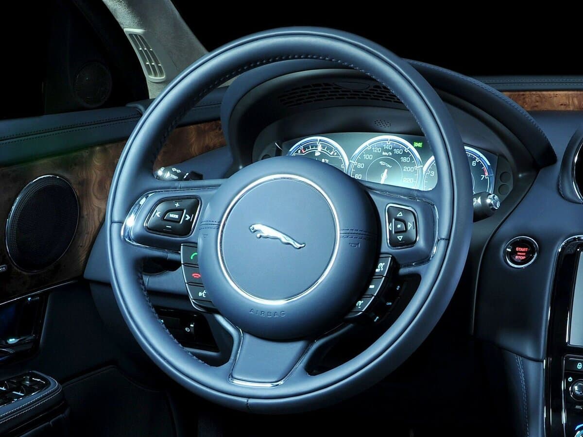 Jaguar XJ IV (X351) — Sükan