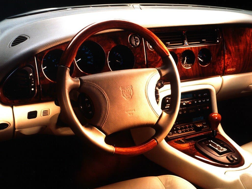 Jaguar XK I — Sükan