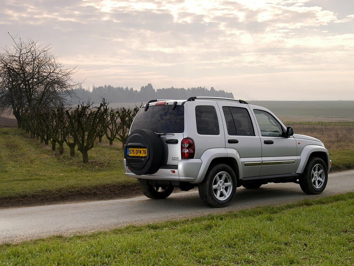 Jeep Cherokee III (KJ) Restayling — 3/4 arxadan