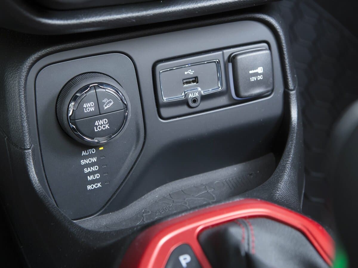 Jeep Renegade I — Salon, arxadan