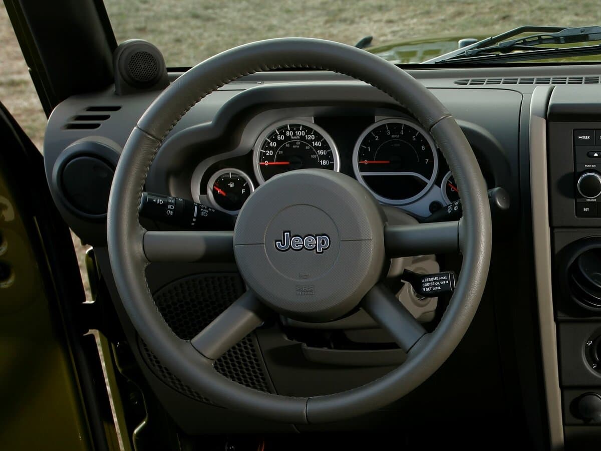 Jeep Wrangler III (JK) — Sükan