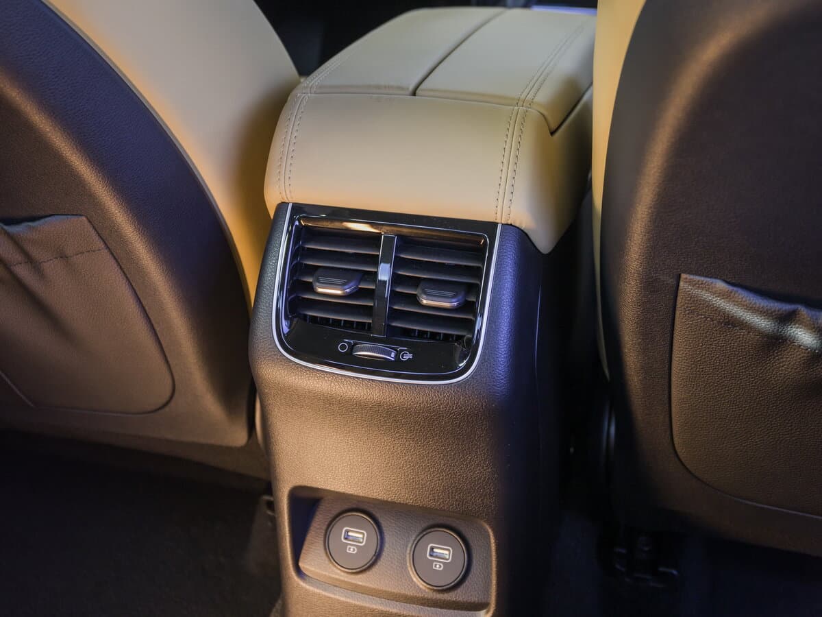Kia Cadenza II Restayling — Salon, arxadan