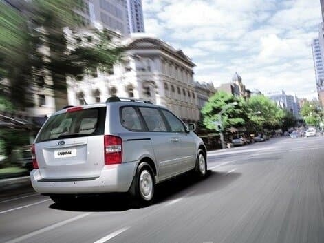 Kia Carnival II — 3/4 arxadan