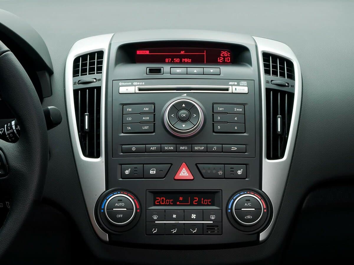 Kia Ceed I Restayling — Salon, arxadan