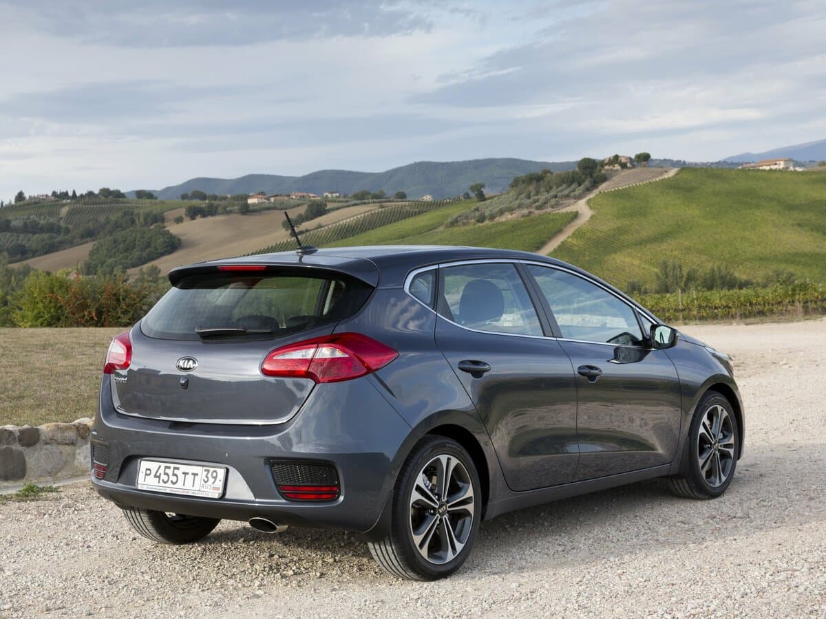 Kia Ceed II Restayling — 3/4 arxadan
