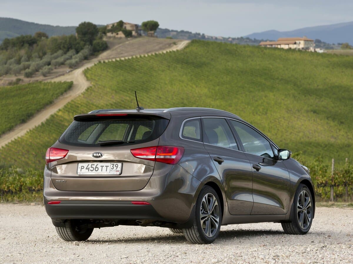 Kia Ceed II Restayling — 3/4 arxadan