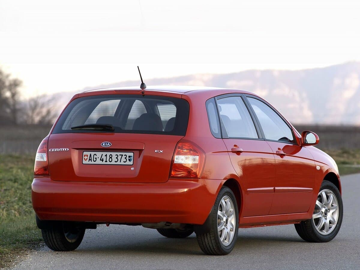 Kia Cerato I — 3/4 arxadan
