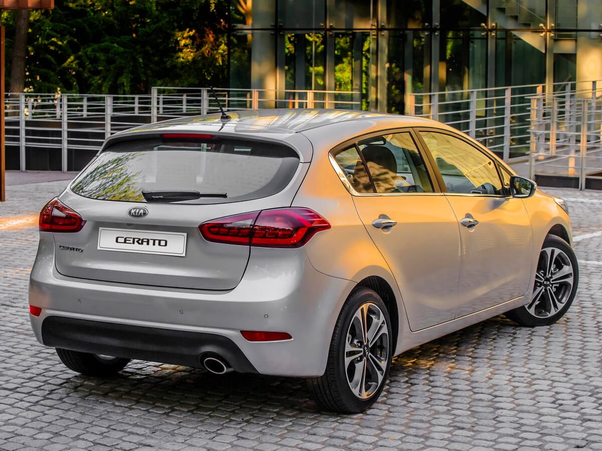 Kia Cerato III — 3/4 arxadan