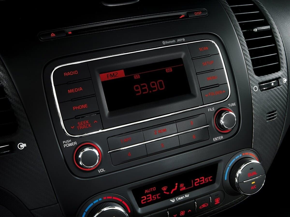 Kia Cerato III — Salon, öndən