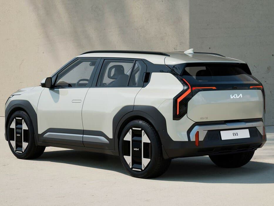 Kia EV3 2024 – indiyədək — 3/4 arxadan