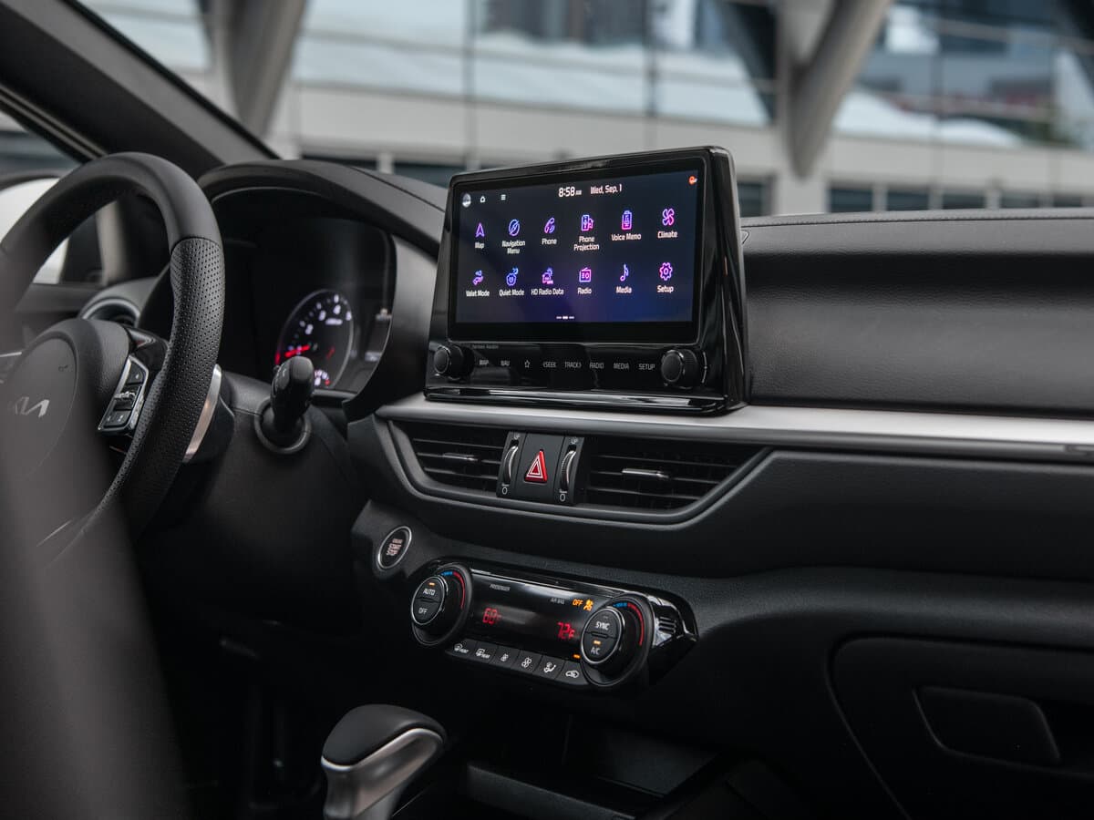 Kia Forte III Restayling — Salon, öndən
