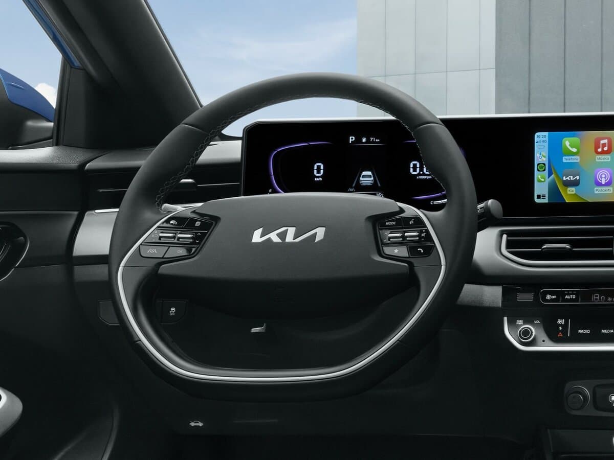 Kia K3 III (BL7) — Sükan