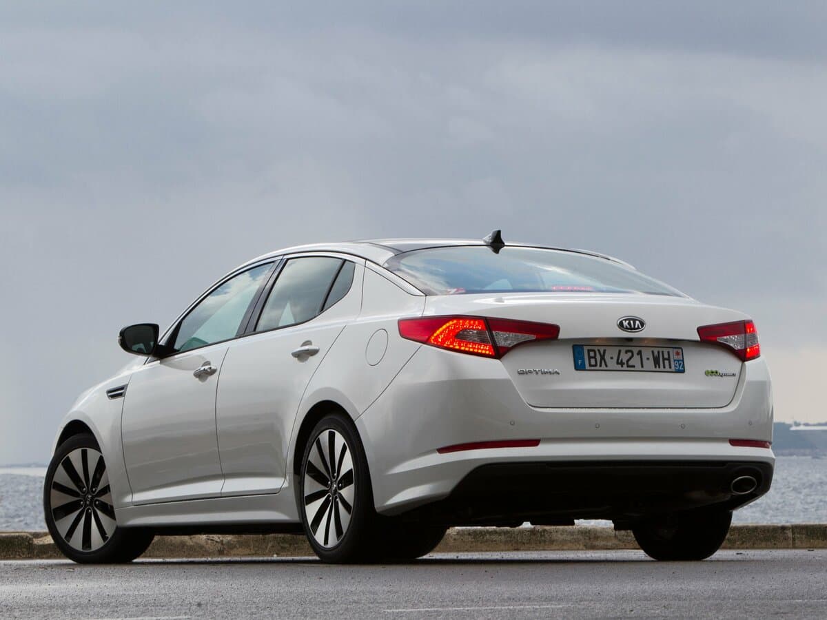 Kia Optima III — 3/4 arxadan