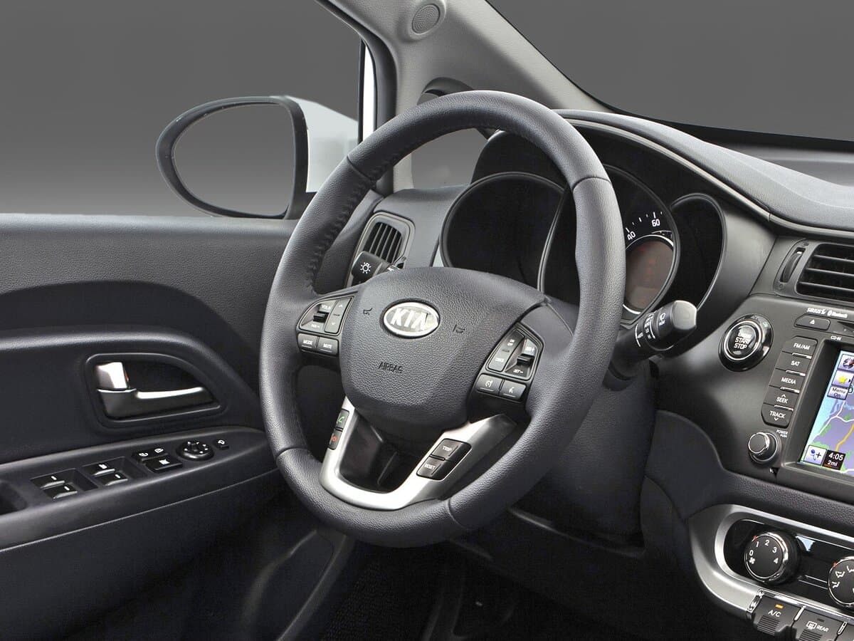 Kia Pride III — Sükan