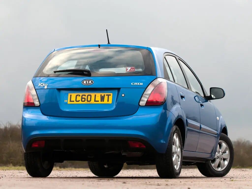 Kia Rio II Restayling — 3/4 arxadan