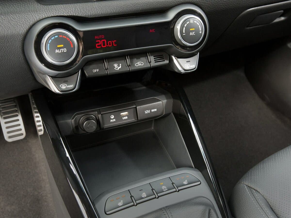 Kia Rio IV — Salon, öndən