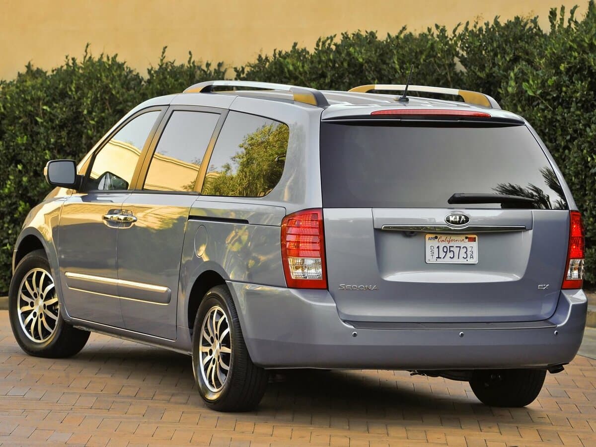 Kia Sedona II Restayling — 3/4 arxadan