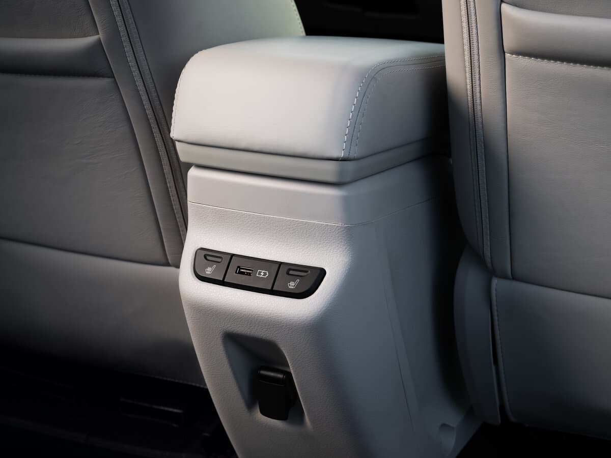 Lada (Vaz) Aura 2023 – indiyədək — Salon, arxadan